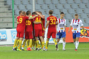 Mecz Korona Kielce - Podbeskidzie Bielsko-Biała. Gol dla Korony! Paweł Golański dośrodkował z prawej strony, piłkę podbił Maciej Iwański, z czego skorzystał Kamil Sylwestrzak, który wpakował piłkę pod poprzeczkę bramki Michala Peskovicia. 1:0! / Wojciech Habdas / Radio Kielce