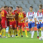 Mecz Korona Kielce - Podbeskidzie Bielsko-Biała. Gol dla Korony! Paweł Golański dośrodkował z prawej strony, piłkę podbił Maciej Iwański, z czego skorzystał Kamil Sylwestrzak, który wpakował piłkę pod poprzeczkę bramki Michala Peskovicia. 1:0! / Wojciech Habdas / Radio Kielce