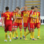 Mecz Korona Kielce - Podbeskidzie Bielsko-Biała. Gol dla Korony! Paweł Golański dośrodkował z prawej strony, piłkę podbił Maciej Iwański, z czego skorzystał Kamil Sylwestrzak, który wpakował piłkę pod poprzeczkę bramki Michala Peskovicia. 1:0! / Wojciech Habdas / Radio Kielce