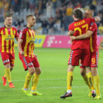Mecz Korona Kielce - Podbeskidzie Bielsko-Biała. 2:1 dla Korony! Akcja lewą stroną Trytki, ostre dośrodkowanie, piłka odbita przez Peskovicia i gol Kiełba do pustej bramki. / Wojciech Habdas / Radio Kielce