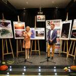 Wernisaż wystawy fotografii „Subiektywnie...” Krzysztofa Karolczyka połączony z prezentacją zdjęć słuchaczy Radia Kielce. Teresa Wołczyk-Rosołowska - dyrektor Domu Kultury Zameczek / Wojciech Habdas / Radio Kielce