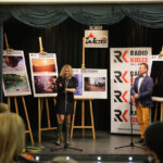 Wernisaż wystawy fotografii „Subiektywnie...” Krzysztofa Karolczyka połączony z prezentacją zdjęć słuchaczy Radia Kielce. Joanna Gergont-Woś, redaktor naczelna Radia Kielce. / Wojciech Habdas / Radio Kielce