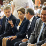 Donald Tusk wziął udział w uroczystej inauguracji roku szkolnego w Publicznej Szkole Podstawowej nr 5 imienia Stefana Żeromskiego w Ostrowcu Świętokrzyskim. / Wojciech Habdas / Radio Kielce