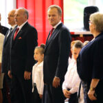 Donald Tusk wziął udział w uroczystej inauguracji roku szkolnego w Publicznej Szkole Podstawowej nr 5 imienia Stefana Żeromskiego w Ostrowcu Świętokrzyskim. / Wojciech Habdas / Radio Kielce