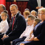 Donald Tusk wziął udział w uroczystej inauguracji roku szkolnego w Publicznej Szkole Podstawowej nr 5 imienia Stefana Żeromskiego w Ostrowcu Świętokrzyskim. / Wojciech Habdas / Radio Kielce