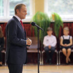 Donald Tusk wziął udział w uroczystej inauguracji roku szkolnego w Publicznej Szkole Podstawowej nr 5 imienia Stefana Żeromskiego w Ostrowcu Świętokrzyskim. / Wojciech Habdas / Radio Kielce