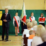 Donald Tusk wziął udział w uroczystej inauguracji roku szkolnego w Publicznej Szkole Podstawowej nr 5 imienia Stefana Żeromskiego w Ostrowcu Świętokrzyskim. / Wojciech Habdas / Radio Kielce