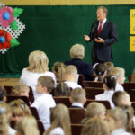 Donald Tusk wziął udział w uroczystej inauguracji roku szkolnego w Publicznej Szkole Podstawowej nr 5 imienia Stefana Żeromskiego w Ostrowcu Świętokrzyskim. / Wojciech Habdas / Radio Kielce