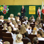 Donald Tusk wziął udział w uroczystej inauguracji roku szkolnego w Publicznej Szkole Podstawowej nr 5 imienia Stefana Żeromskiego w Ostrowcu Świętokrzyskim. / Wojciech Habdas / Radio Kielce