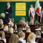 Donald Tusk wziął udział w uroczystej inauguracji roku szkolnego w Publicznej Szkole Podstawowej nr 5 imienia Stefana Żeromskiego w Ostrowcu Świętokrzyskim. / Wojciech Habdas / Radio Kielce