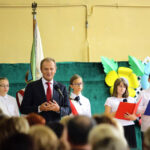 Donald Tusk wziął udział w uroczystej inauguracji roku szkolnego w Publicznej Szkole Podstawowej nr 5 imienia Stefana Żeromskiego w Ostrowcu Świętokrzyskim. / Wojciech Habdas / Radio Kielce