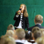 Donald Tusk wziął udział w uroczystej inauguracji roku szkolnego w Publicznej Szkole Podstawowej nr 5 imienia Stefana Żeromskiego w Ostrowcu Świętokrzyskim. / Wojciech Habdas / Radio Kielce