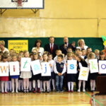 Donald Tusk wziął udział w uroczystej inauguracji roku szkolnego w Publicznej Szkole Podstawowej nr 5 imienia Stefana Żeromskiego w Ostrowcu Świętokrzyskim. / Wojciech Habdas / Radio Kielce