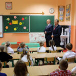 Donald Tusk wziął udział w uroczystej inauguracji roku szkolnego w Publicznej Szkole Podstawowej nr 5 imienia Stefana Żeromskiego w Ostrowcu Świętokrzyskim. / Wojciech Habdas / Radio Kielce