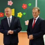 Donald Tusk wziął udział w uroczystej inauguracji roku szkolnego w Publicznej Szkole Podstawowej nr 5 imienia Stefana Żeromskiego w Ostrowcu Świętokrzyskim. / Wojciech Habdas / Radio Kielce