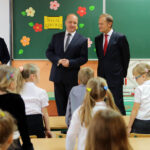 Donald Tusk wziął udział w uroczystej inauguracji roku szkolnego w Publicznej Szkole Podstawowej nr 5 imienia Stefana Żeromskiego w Ostrowcu Świętokrzyskim. / Wojciech Habdas / Radio Kielce