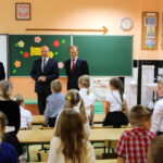 Donald Tusk wziął udział w uroczystej inauguracji roku szkolnego w Publicznej Szkole Podstawowej nr 5 imienia Stefana Żeromskiego w Ostrowcu Świętokrzyskim. / Wojciech Habdas / Radio Kielce