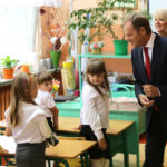 Donald Tusk wziął udział w uroczystej inauguracji roku szkolnego w Publicznej Szkole Podstawowej nr 5 imienia Stefana Żeromskiego w Ostrowcu Świętokrzyskim. / Wojciech Habdas / Radio Kielce