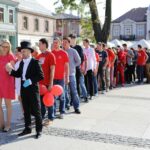 Wolontariusze tańczą poloneza na sto dni przed finałem Szlachetnej Paczki / Wojciech Habdas / Radio Kielce