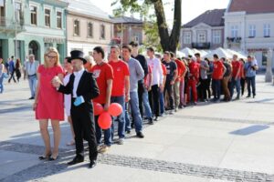 Wolontariusze tańczą poloneza na sto dni przed finałem Szlachetnej Paczki / Wojciech Habdas / Radio Kielce