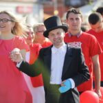 Wolontariusze tańczą poloneza na sto dni przed finałem Szlachetnej Paczki / Wojciech Habdas / Radio Kielce