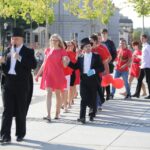 Wolontariusze tańczą poloneza na sto dni przed finałem Szlachetnej Paczki / Wojciech Habdas / Radio Kielce