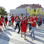 Wolontariusze tańczą poloneza na sto dni przed finałem Szlachetnej Paczki / Wojciech Habdas / Radio Kielce