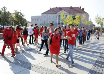 Wolontariusze tańczą poloneza na sto dni przed finałem Szlachetnej Paczki / Wojciech Habdas / Radio Kielce