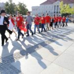 Wolontariusze tańczą poloneza na sto dni przed finałem Szlachetnej Paczki / Wojciech Habdas / Radio Kielce