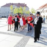 Wolontariusze tańczą poloneza na sto dni przed finałem Szlachetnej Paczki / Wojciech Habdas / Radio Kielce