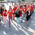 Wolontariusze tańczą poloneza na sto dni przed finałem Szlachetnej Paczki / Wojciech Habdas / Radio Kielce