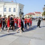 Wolontariusze tańczą poloneza na sto dni przed finałem Szlachetnej Paczki / Wojciech Habdas / Radio Kielce