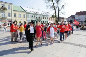 Wolontariusze tańczą poloneza na sto dni przed finałem Szlachetnej Paczki / Wojciech Habdas / Radio Kielce