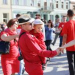 Wolontariusze tańczą poloneza na sto dni przed finałem Szlachetnej Paczki / Wojciech Habdas / Radio Kielce