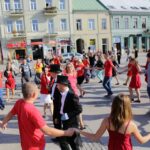 Wolontariusze tańczą poloneza na sto dni przed finałem Szlachetnej Paczki / Wojciech Habdas / Radio Kielce