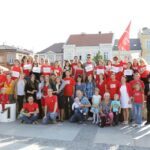 Wolontariusze tańczą poloneza na sto dni przed finałem Szlachetnej Paczki / Wojciech Habdas / Radio Kielce