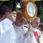 Biskup Kazimierz Ryczan oczami fotoreporterów (11 października 2014 r.) / Radio Kielce