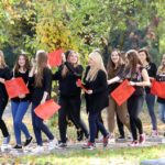 10.10.2014 Happening w 4 LO. Szkoła walczy o pieniądze z budżetu obywatelskiego na remont boiska / Stanisław Blinstrub / Radio Kielce