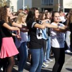 10.10.2014 Happening w 4 LO. Szkoła walczy o pieniądze z budżetu obywatelskiego na remont boiska / Stanisław Blinstrub / Radio Kielce