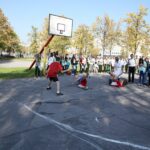 10.10.2014 Happening w 4 LO. Szkoła walczy o pieniądze z budżetu obywatelskiego na remont boiska / Stanisław Blinstrub / Radio Kielce