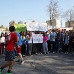 10.10.2014 Happening w 4 LO. Szkoła walczy o pieniądze z budżetu obywatelskiego na remont boiska / Stanisław Blinstrub / Radio Kielce