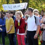 10.10.2014 Happening w 4 LO. Szkoła walczy o pieniądze z budżetu obywatelskiego na remont boiska / Stanisław Blinstrub / Radio Kielce