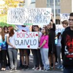 10.10.2014 Happening w 4 LO. Szkoła walczy o pieniądze z budżetu obywatelskiego na remont boiska / Stanisław Blinstrub / Radio Kielce