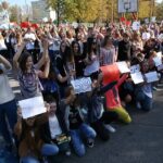 10.10.2014 Happening w 4 LO. Szkoła walczy o pieniądze z budżetu obywatelskiego na remont boiska / Stanisław Blinstrub / Radio Kielce