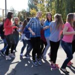 10.10.2014 Happening w 4 LO. Szkoła walczy o pieniądze z budżetu obywatelskiego na remont boiska / Stanisław Blinstrub / Radio Kielce