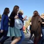 10.10.2014 Happening w 4 LO. Szkoła walczy o pieniądze z budżetu obywatelskiego na remont boiska / Stanisław Blinstrub / Radio Kielce