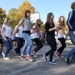 10.10.2014 Happening w 4 LO. Szkoła walczy o pieniądze z budżetu obywatelskiego na remont boiska / Stanisław Blinstrub / Radio Kielce