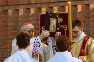 Biskup Kazimierz Ryczan oczami fotoreporterów (11 października 2014 r.) / Radio Kielce