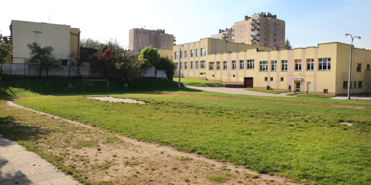 Boisko przy Szkole Podstawowej nr 34 w Kielcach (7 października 2014 r.) / Piotr Michalski / Radio Kielce