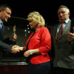 22.10.2014 Wręczenie Anioła Dobroczynności 2014 - Elżbieta Sobecka - kierownik Środowiskowego Domu Samopomocy w Starachowicach / Stanisław Blinstrub / Radio Kielce